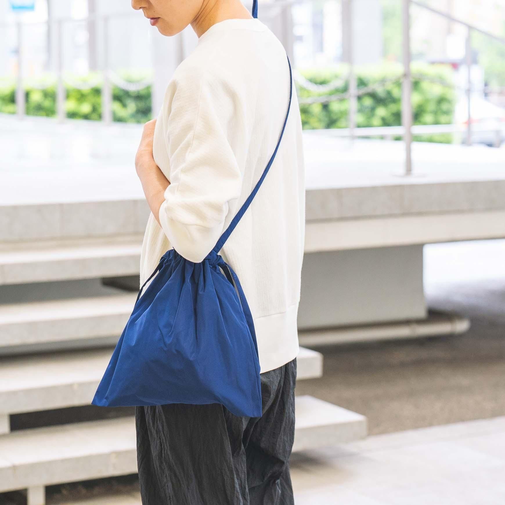 Drawstring bag with strap / ブルー