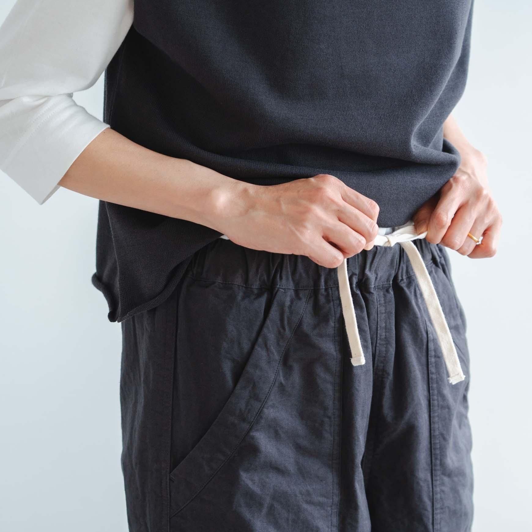 「CLASKA(クラスカ)」発のアパレルブランド「HAU(ハウ)」の easy pants
