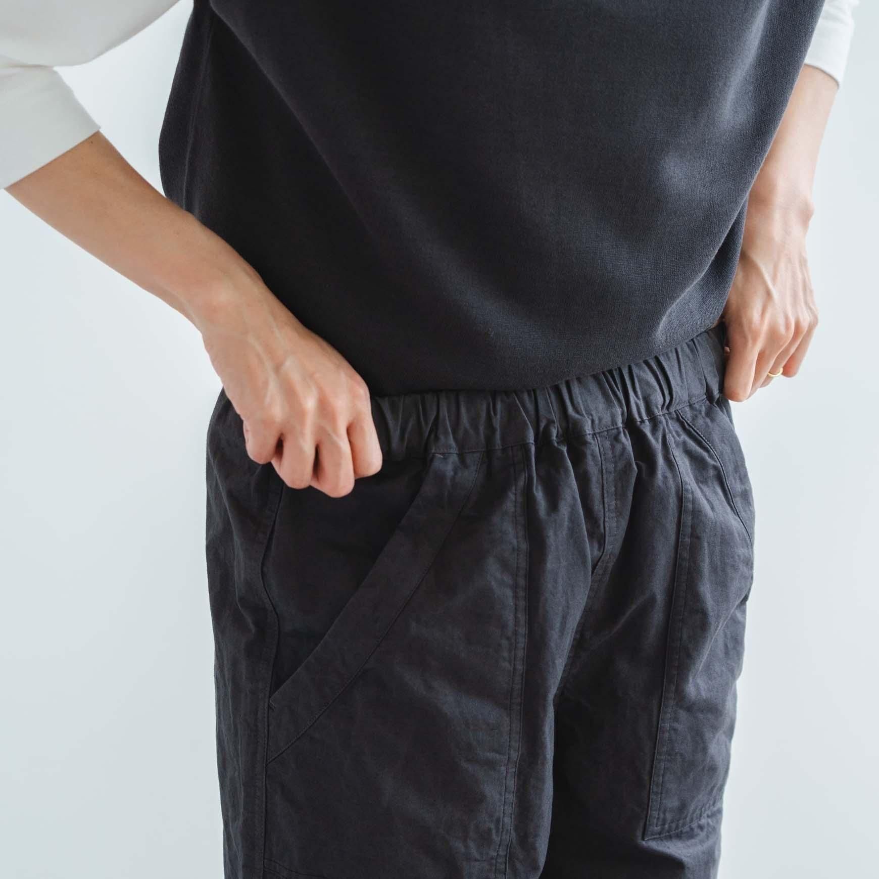 「CLASKA(クラスカ)」発のアパレルブランド「HAU(ハウ)」の easy pants
