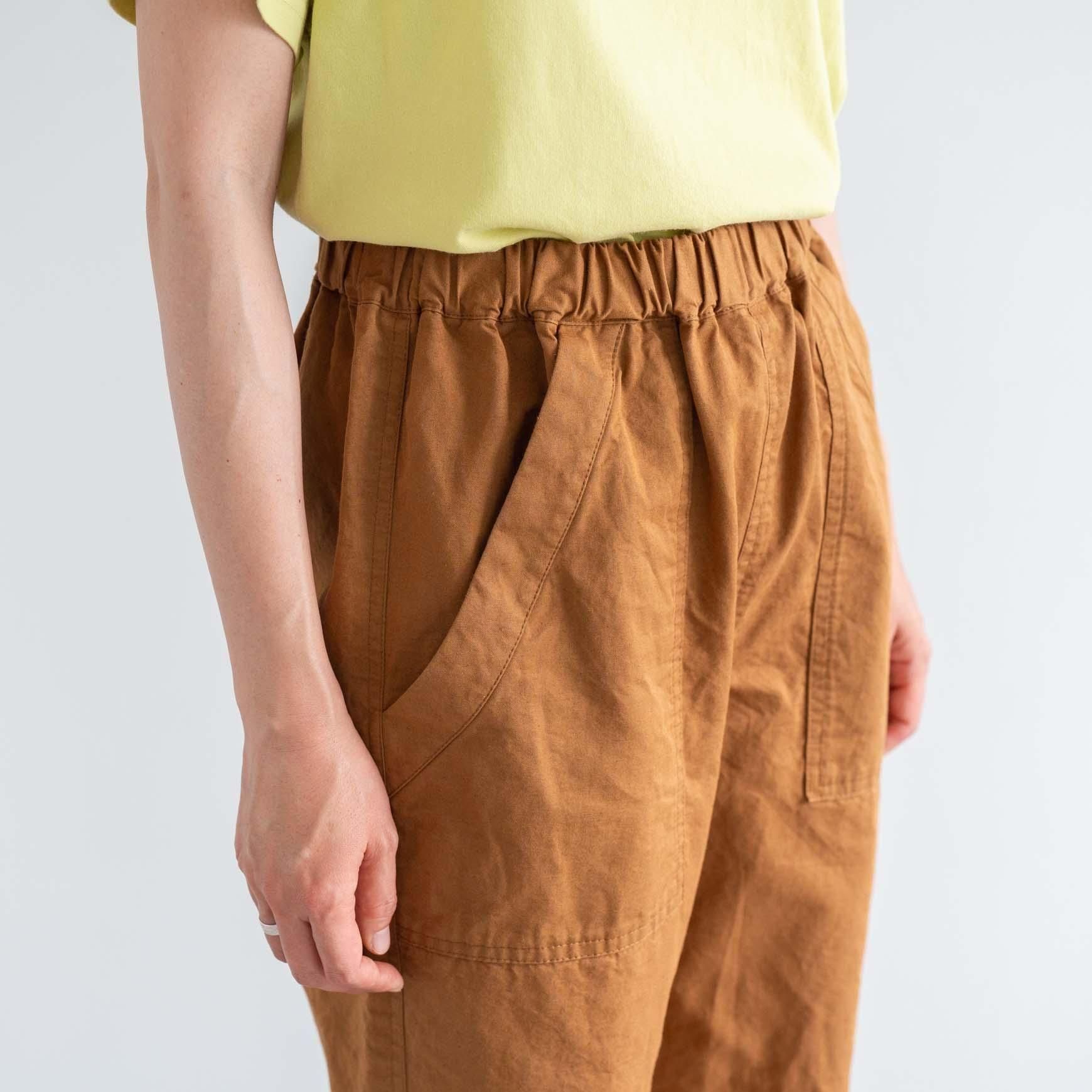 「CLASKA(クラスカ)」発のアパレルブランド「HAU(ハウ)」の easy pants