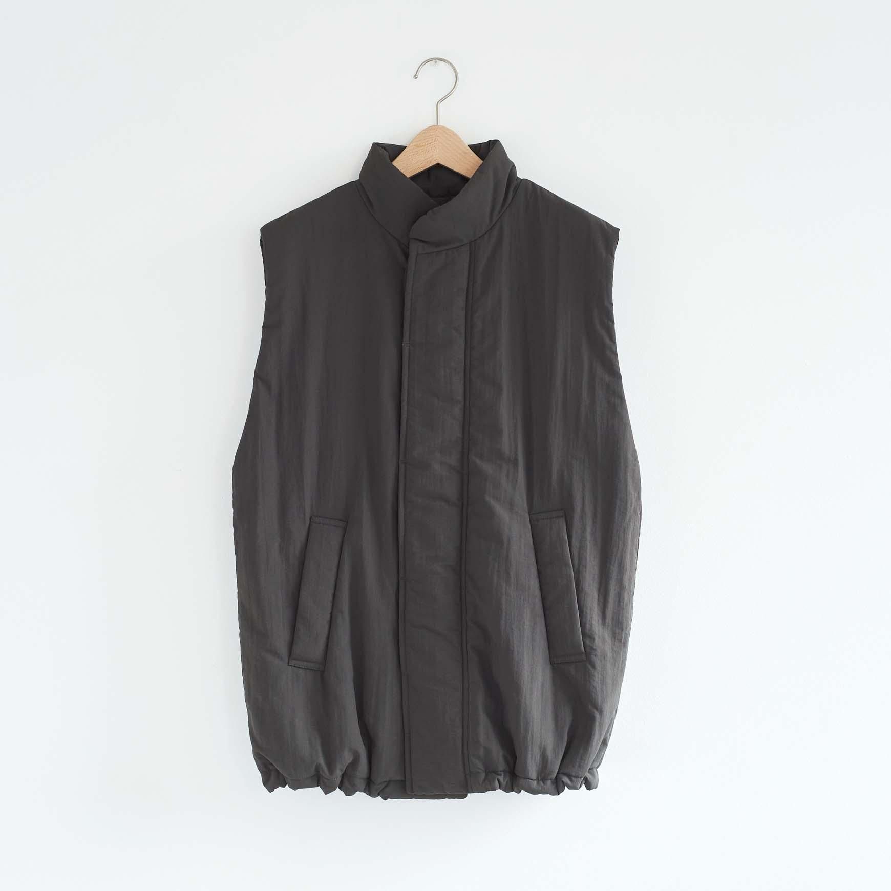 「CLASKA(クラスカ)」発のアパレルブランド「ata(アタ)」の vest 1. / チャコール