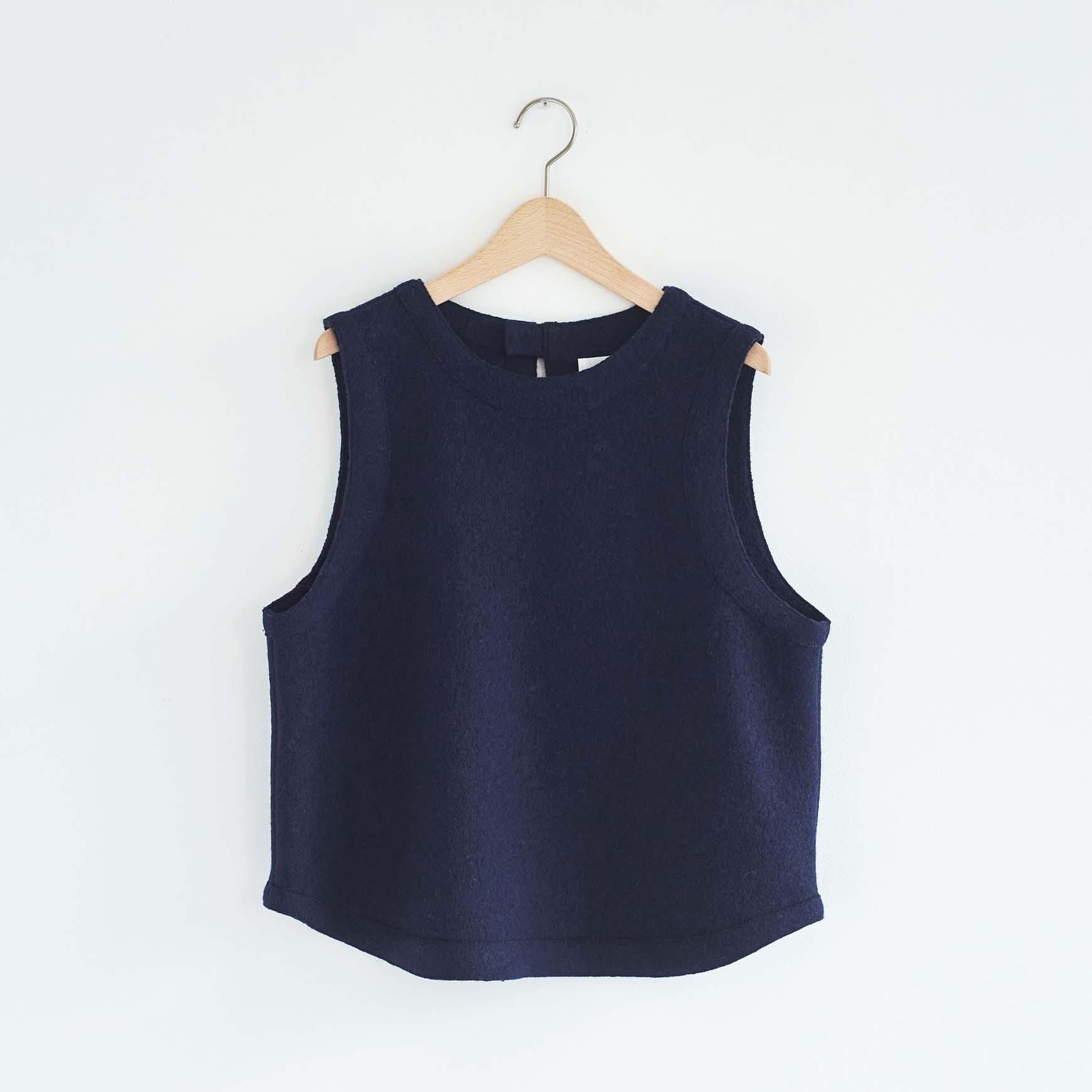 「CLASKA(クラスカ)」発のアパレルブランド「ata(アタ)」の vest 2. / ネイビー