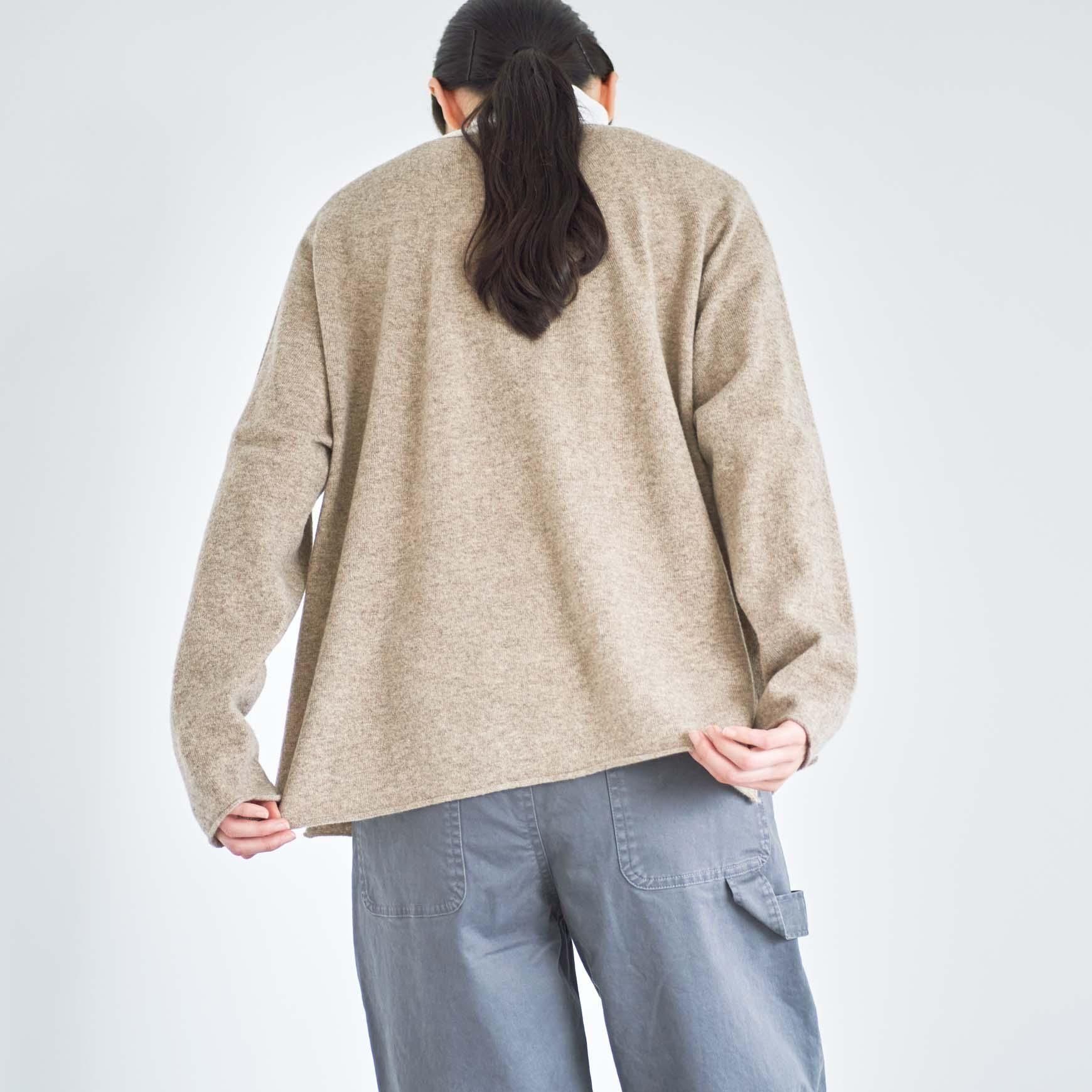 HAU の v neck knit