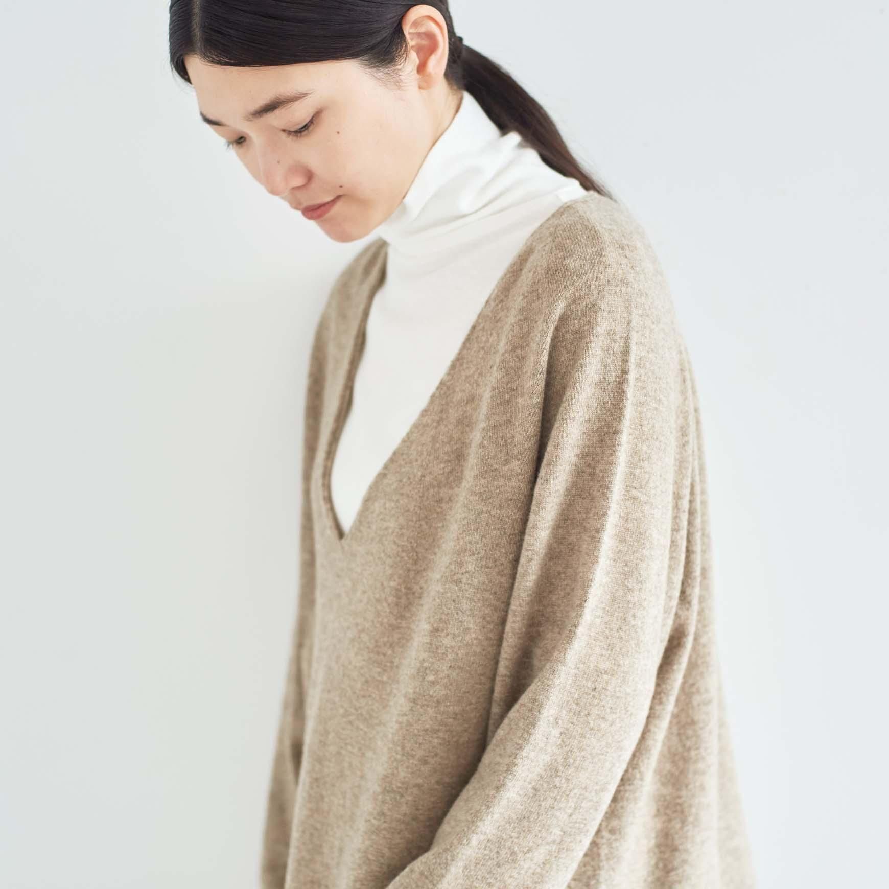 HAU の v neck knit