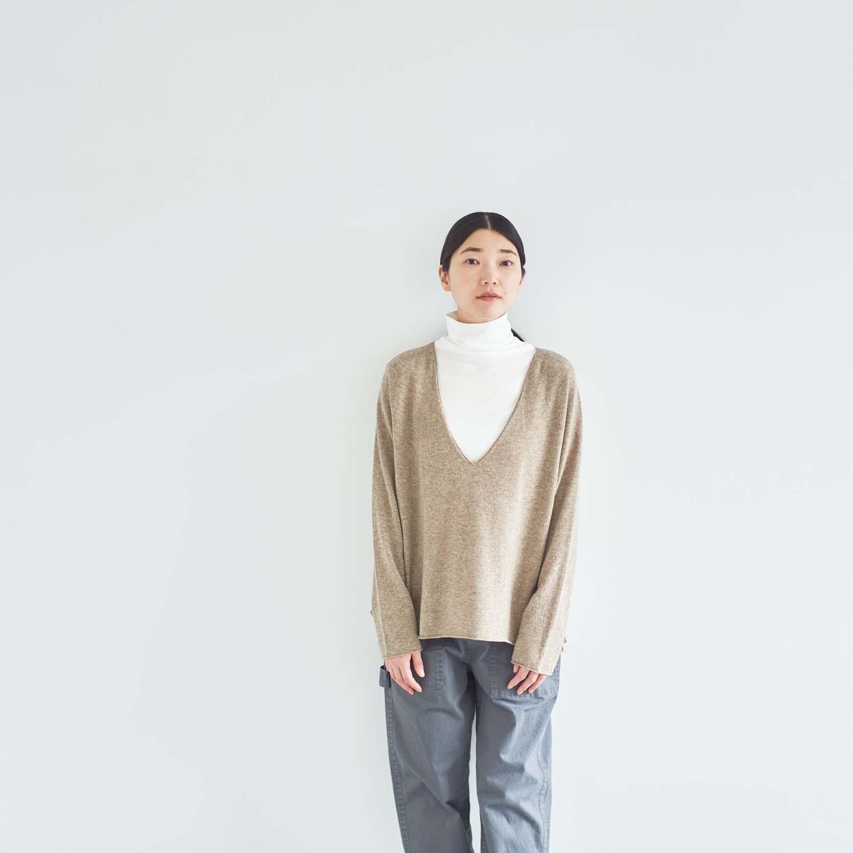 HAU の v neck knit