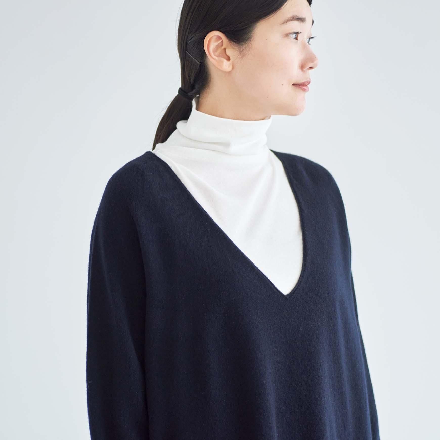 HAU の v neck knit