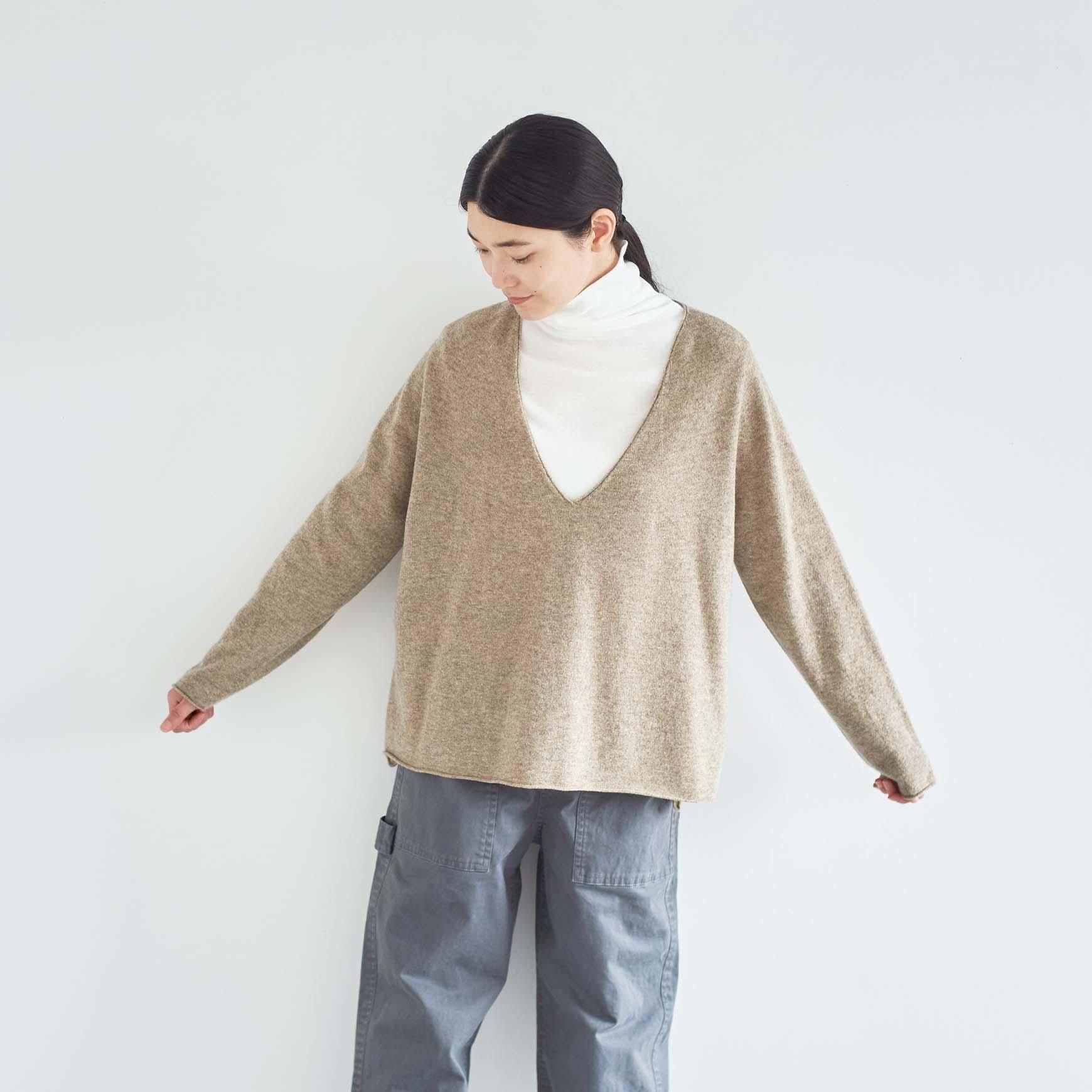 HAU の v neck knit