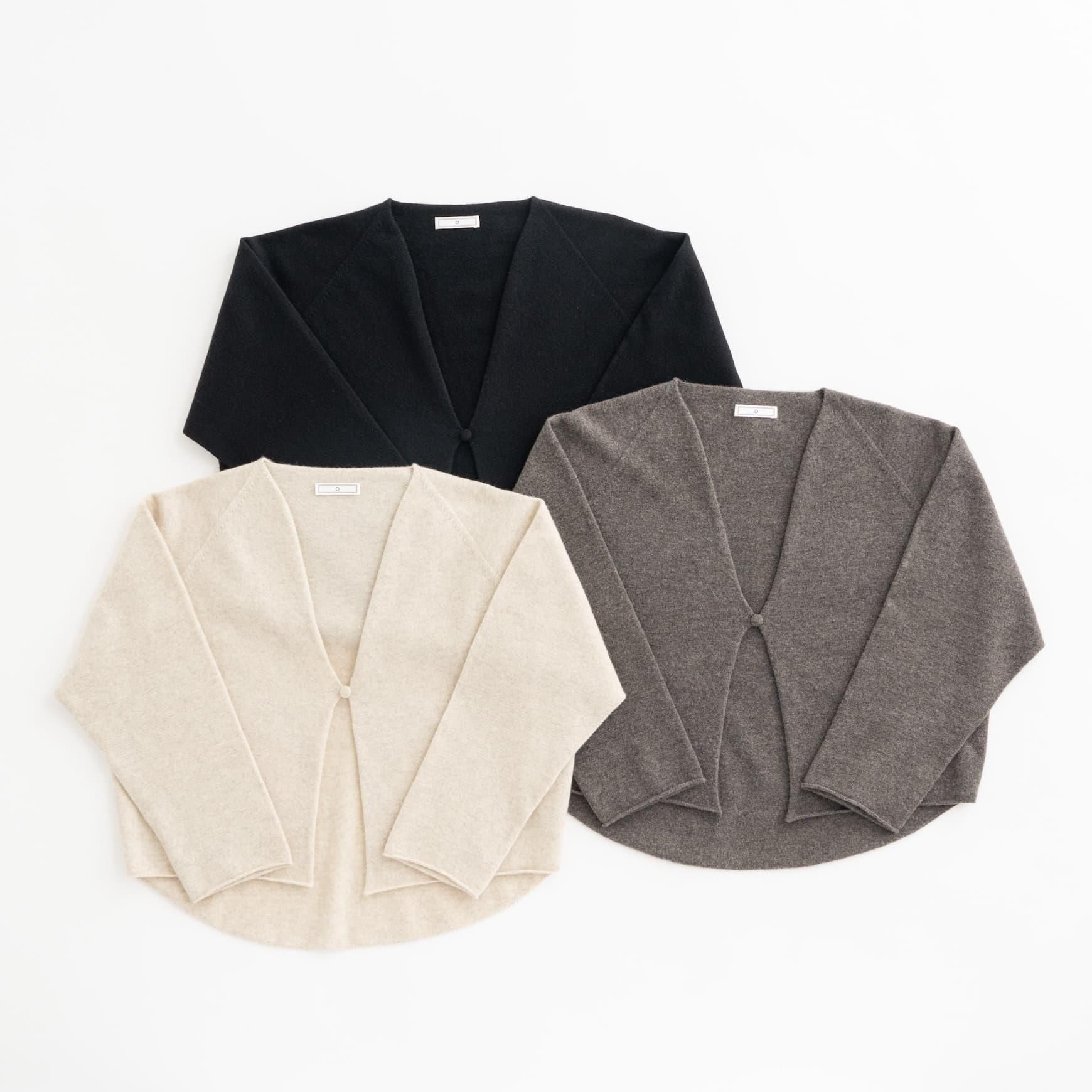 D のラムウールカーディガン