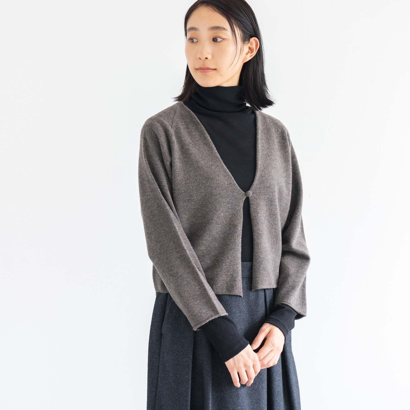 D のラムウールカーディガン