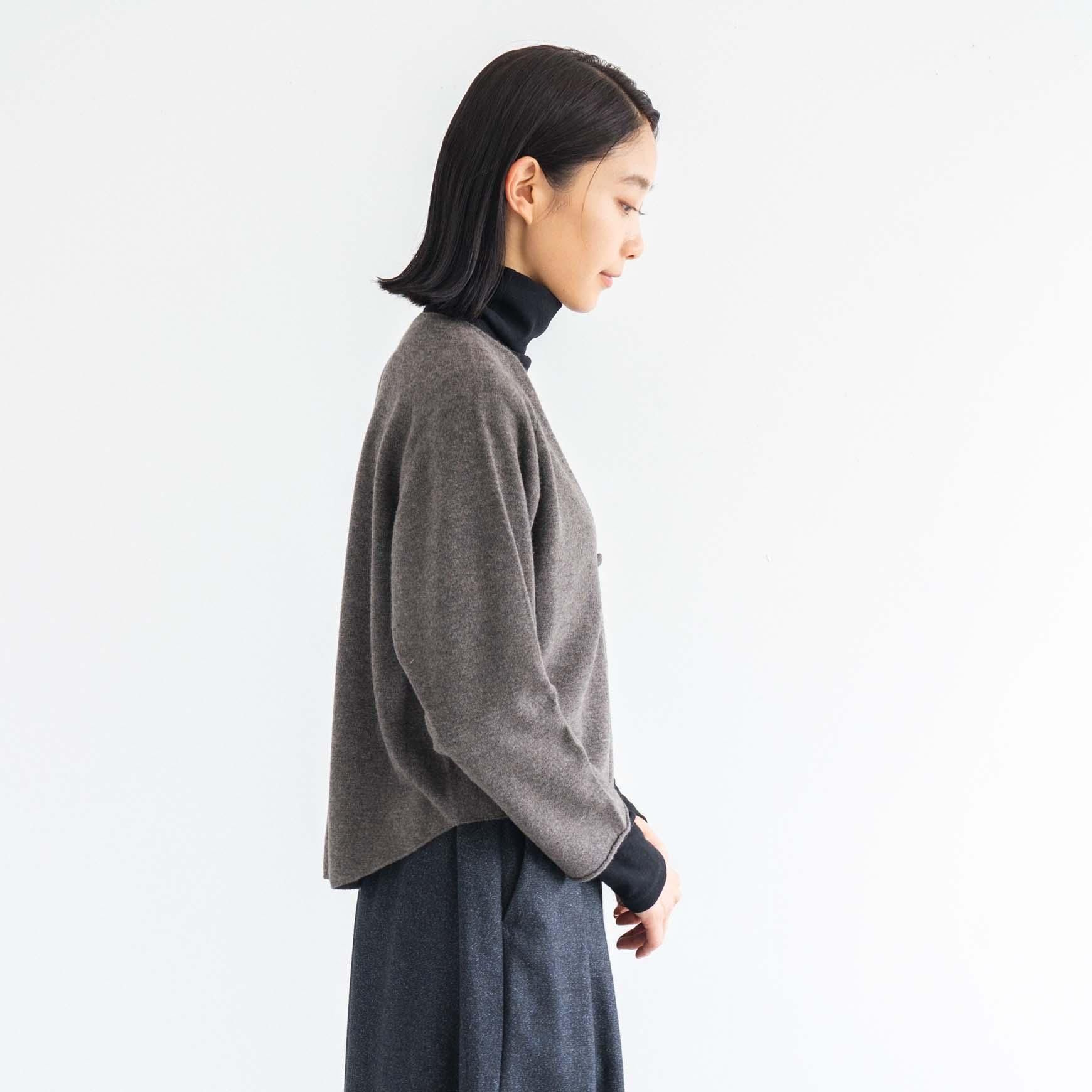 D のラムウールカーディガン