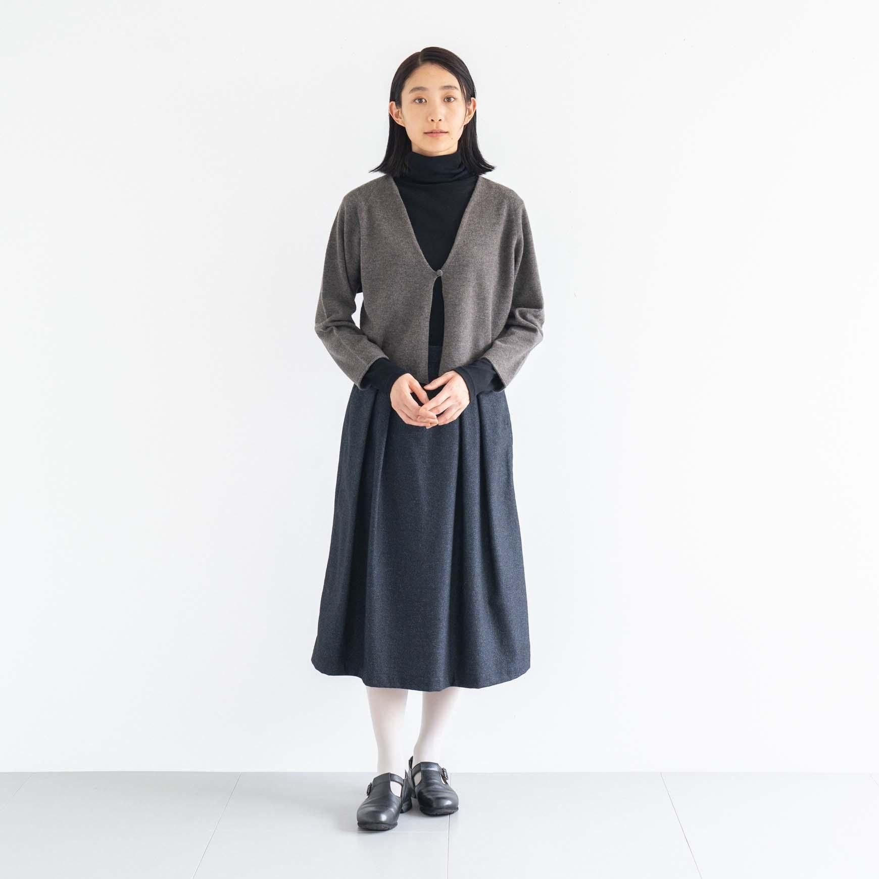 D のラムウールカーディガン