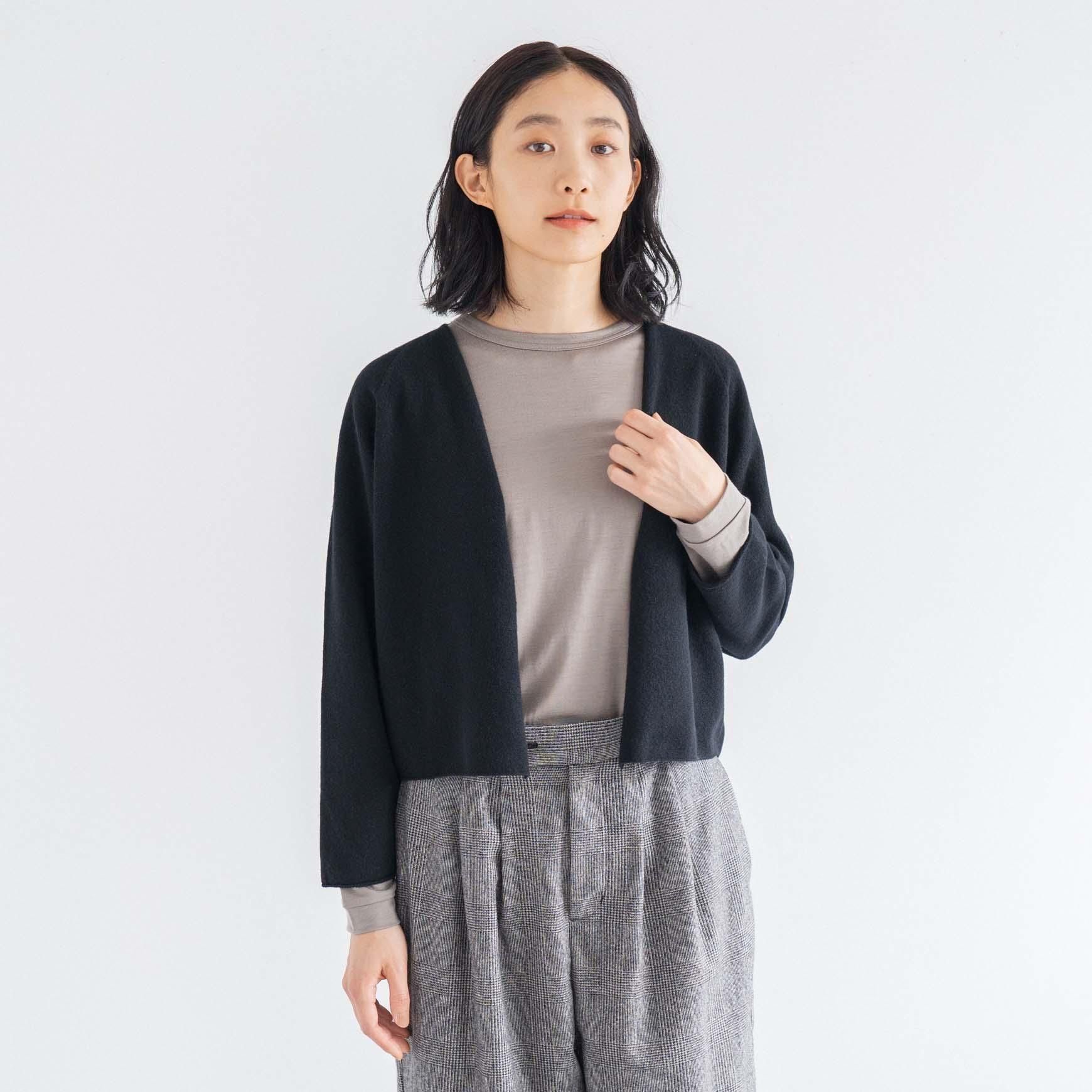 D のラムウールカーディガン