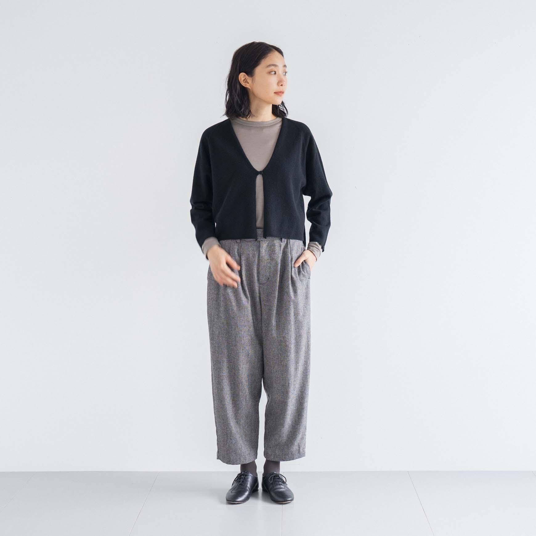 D のラムウールカーディガン