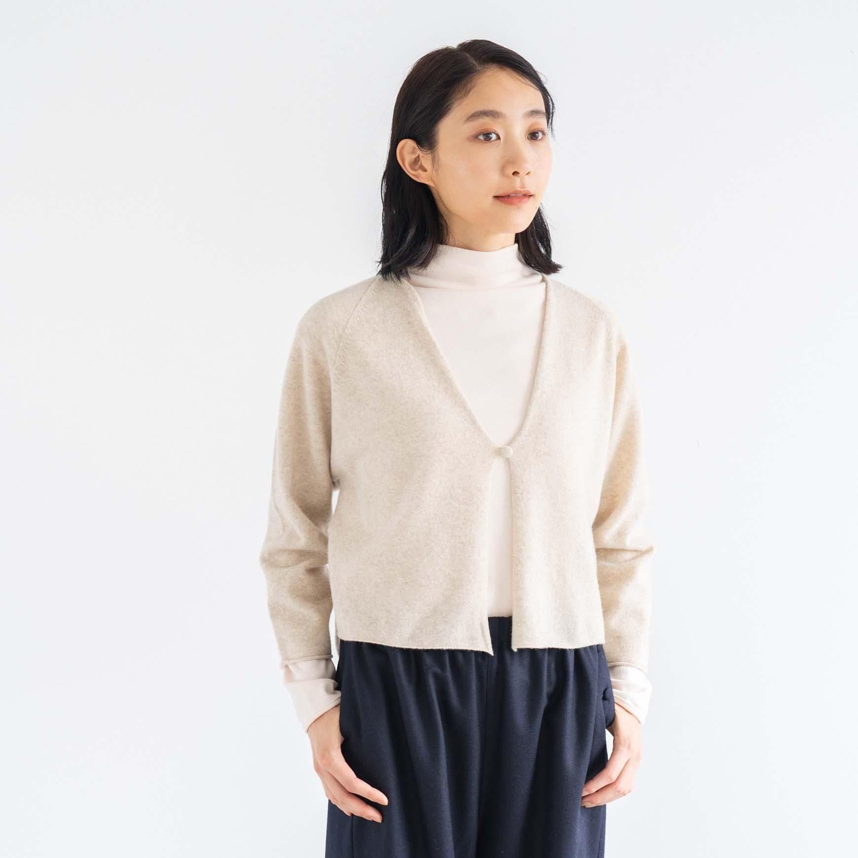 D のラムウールカーディガン