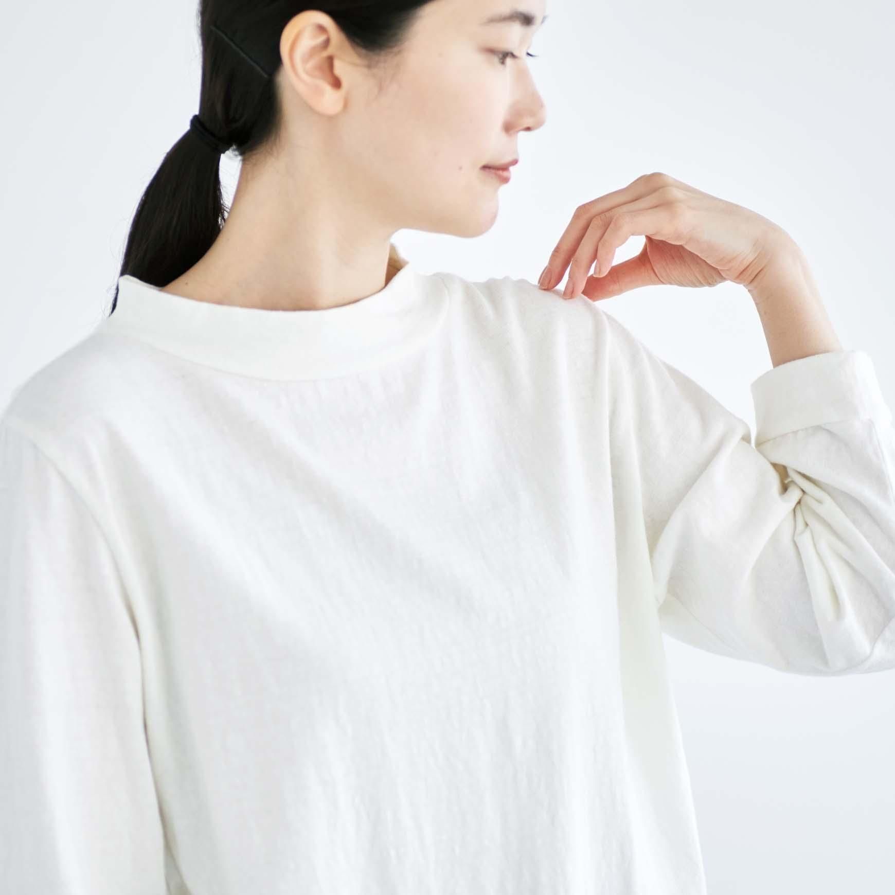 「CLASKA(クラスカ)」発のアパレルブランド「HAU(ハウ)」の tops
