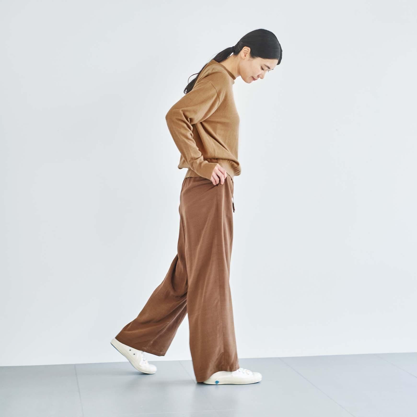 「CLASKA(クラスカ)」発のアパレルブランド「HAU(ハウ)」の easy pants