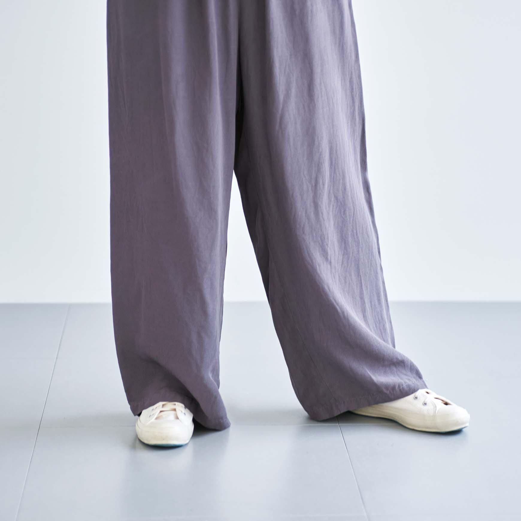 「CLASKA(クラスカ)」発のアパレルブランド「HAU(ハウ)」の easy pants
