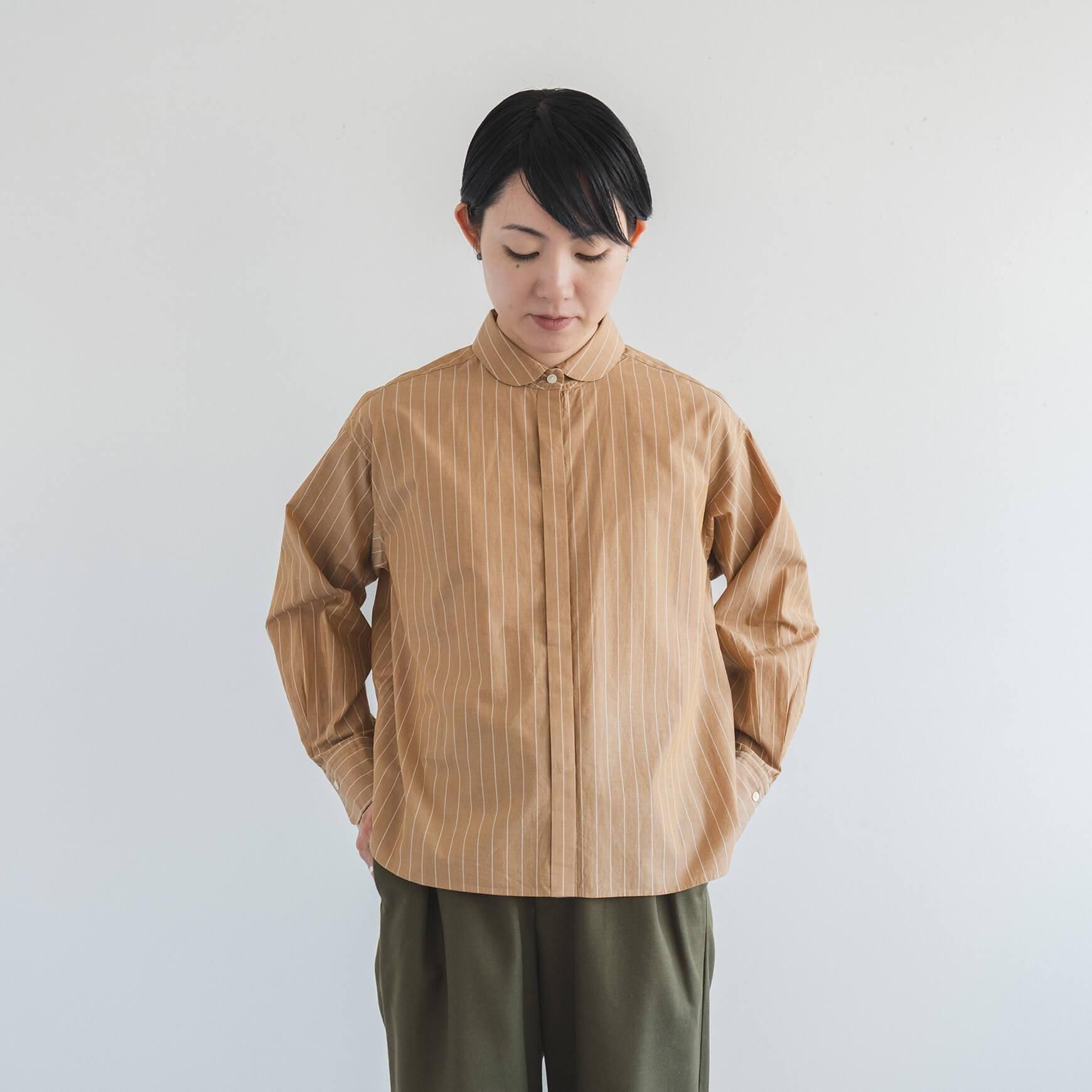 「somewearclothing」の丸襟シャツ / タイプライターストライプ