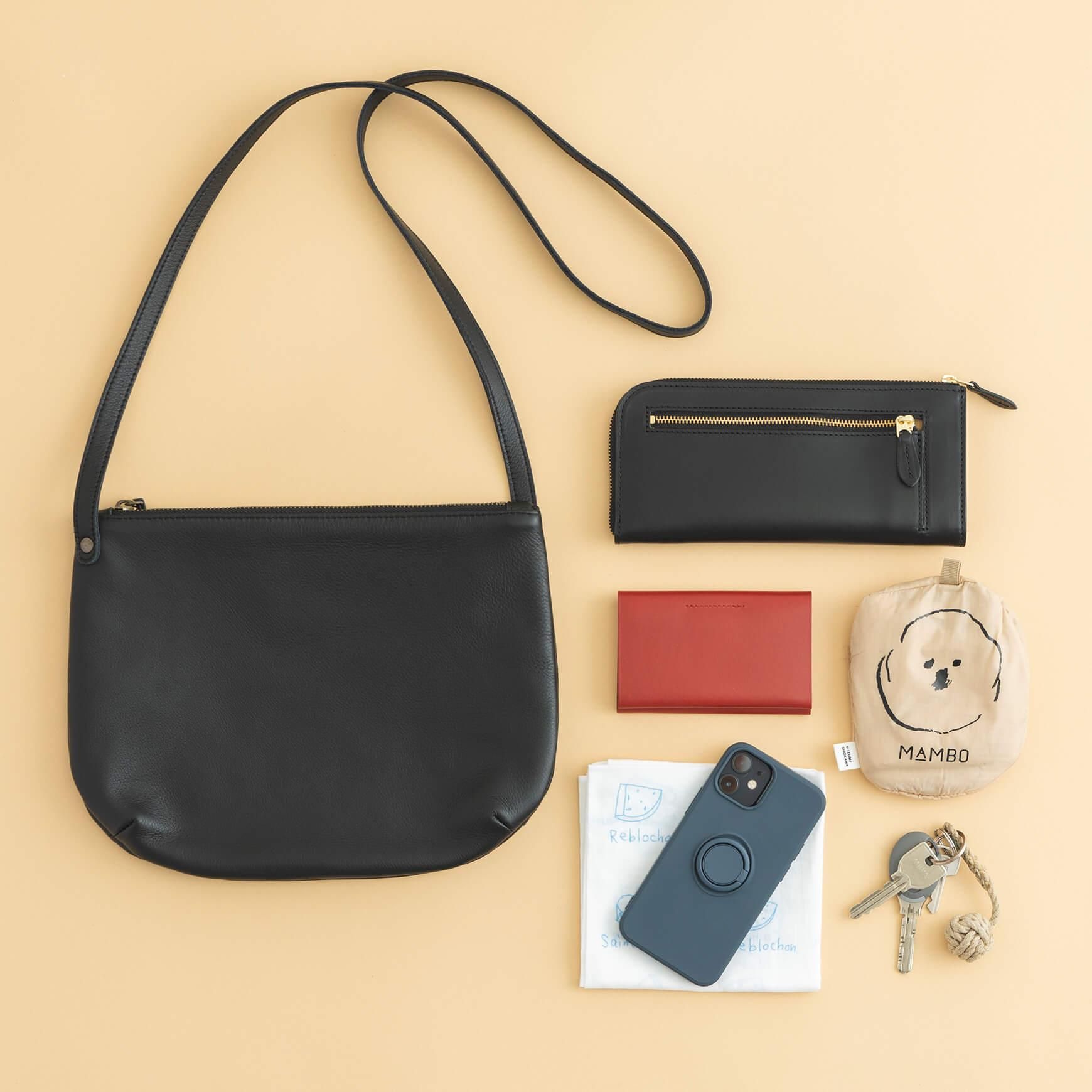 「CLASKA(クラスカ)」のレザーショルダーバッグ「Pochette Hippo noir」
