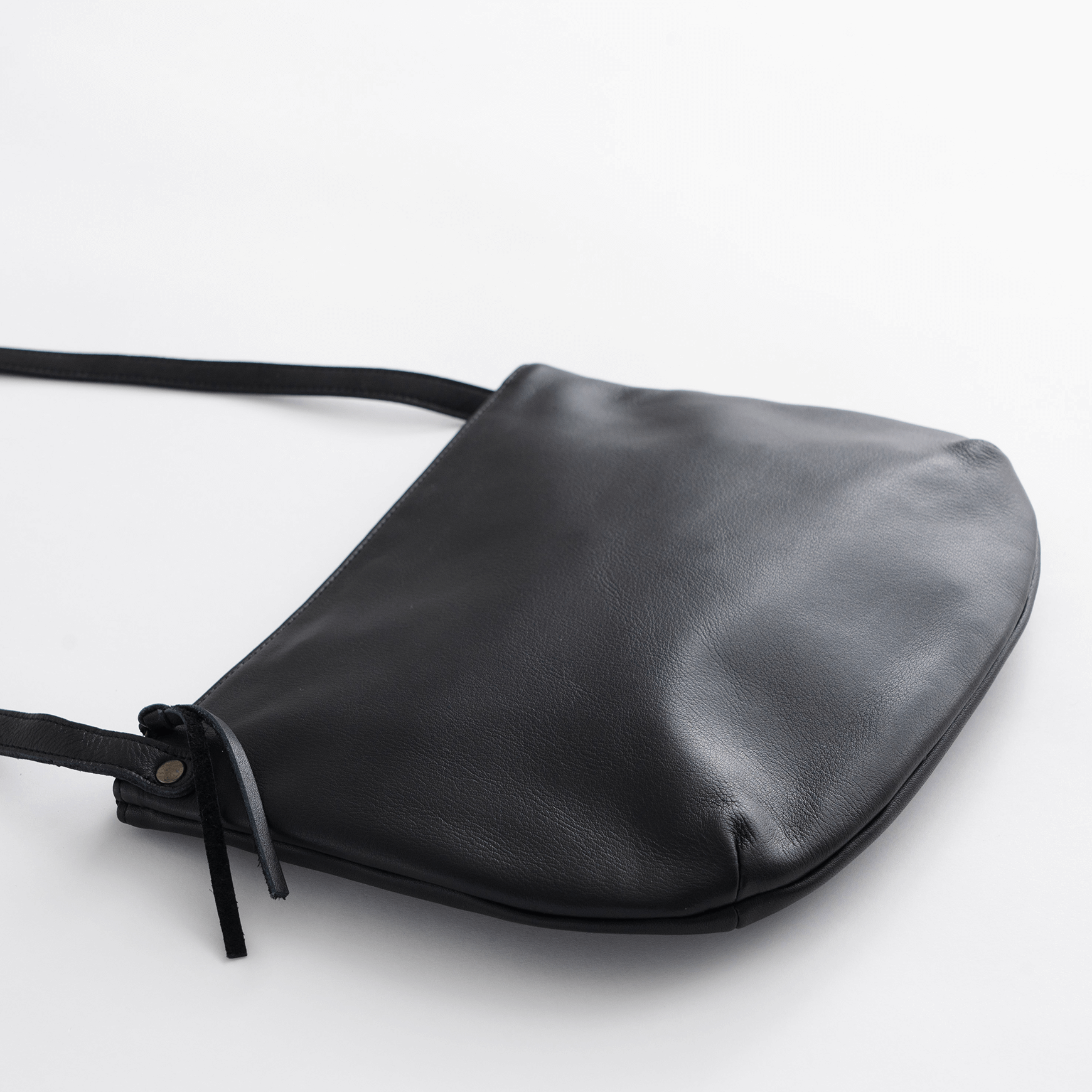 「CLASKA(クラスカ)」のレザーショルダーバッグ「Pochette Hippo noir」