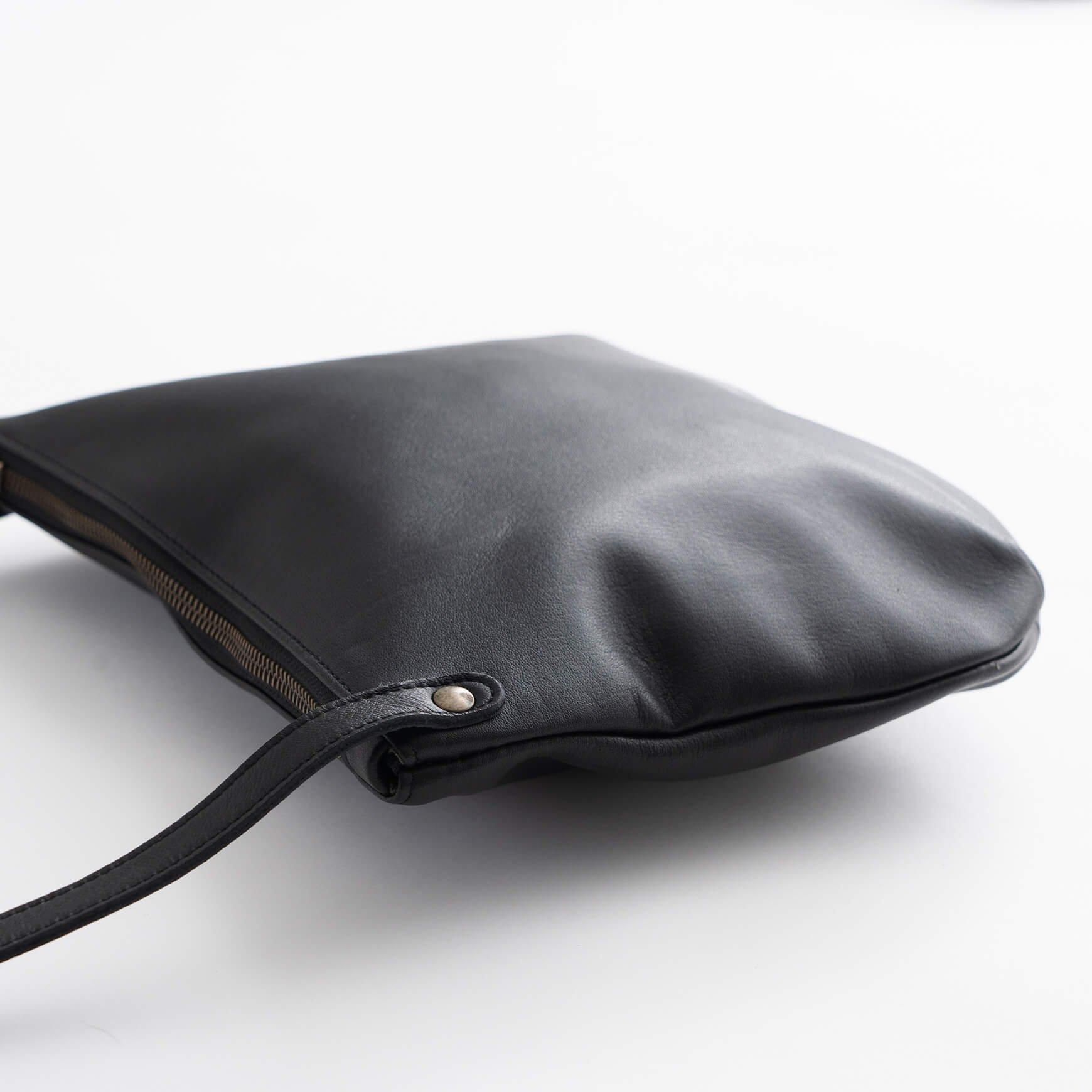 「CLASKA(クラスカ)」のレザーショルダーバッグ「Pochette Hippo noir」