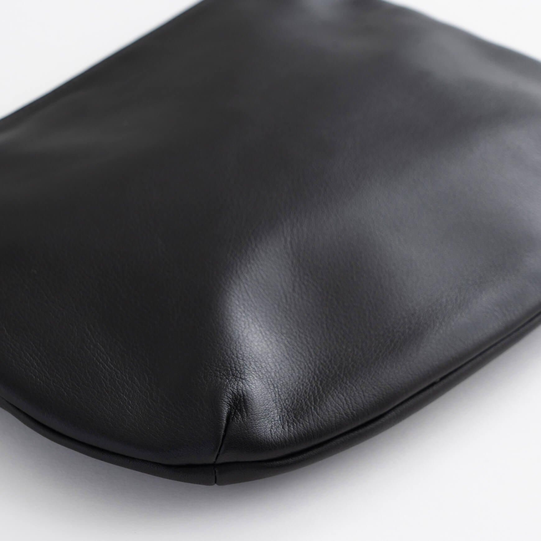 「CLASKA(クラスカ)」のレザーショルダーバッグ「Pochette Hippo noir」