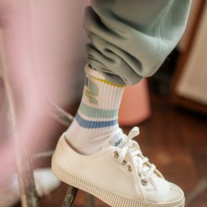<img class='new_mark_img1' src='https://img.shop-pro.jp/img/new/icons14.gif' style='border:none;display:inline;margin:0px;padding:0px;width:auto;' />SPORTY SOCKS / LOGO R WHITE  / REPOSE AMS 24ss