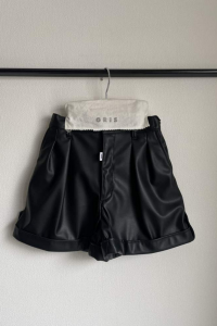 <img class='new_mark_img1' src='https://img.shop-pro.jp/img/new/icons14.gif' style='border:none;display:inline;margin:0px;padding:0px;width:auto;' />25awGRIS  / Fake leather shorts  BLACK