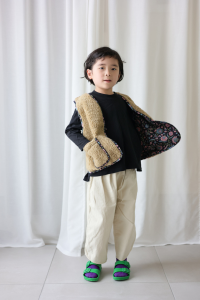 <img class='new_mark_img1' src='https://img.shop-pro.jp/img/new/icons14.gif' style='border:none;display:inline;margin:0px;padding:0px;width:auto;' />25AWphet and ploy /  TEDDY VEST