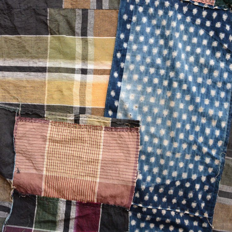 <img class='new_mark_img1' src='https://img.shop-pro.jp/img/new/icons61.gif' style='border:none;display:inline;margin:0px;padding:0px;width:auto;' />古布 つぎはぎ クレイジーパターン 格子 藍染 雪ん子絣 ジャパンヴィンテージ | Japanese Fabric Cotton Indigo Checkered Japan Vintage