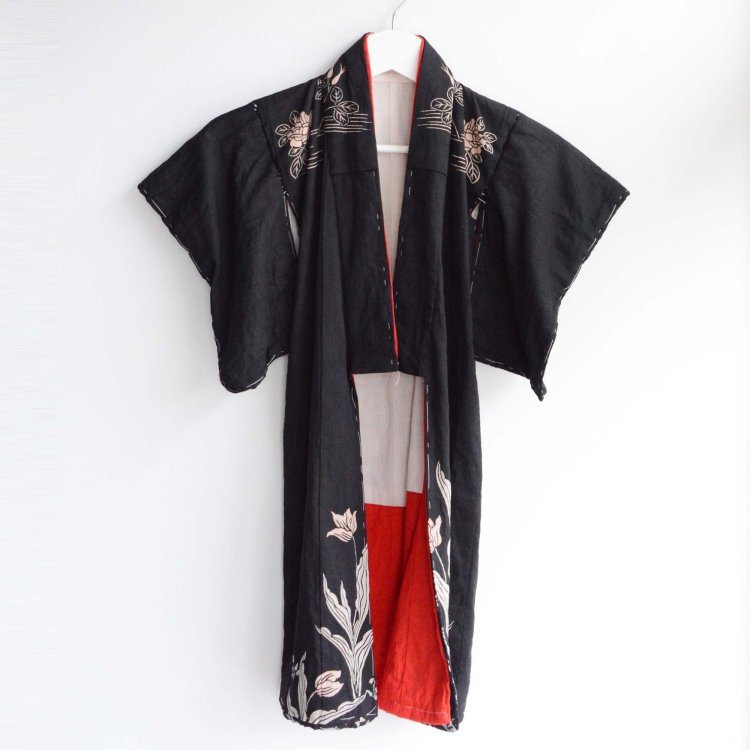 <img class='new_mark_img1' src='https://img.shop-pro.jp/img/new/icons61.gif' style='border:none;display:inline;margin:0px;padding:0px;width:auto;' />アンティーク着物 子供用 三つ紋 黒 ジャパンヴィンテージ 大正 昭和 | Kimono Kids Japan Vintage Black Three Crest
