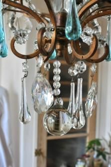 ブルーのティアーズドロップがかわいいシャンデリア - ANTIQUE