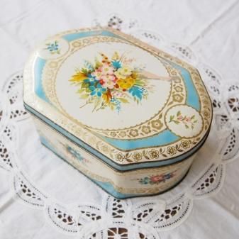 パステルカラーのフラワー お花模様のティン缶 アンティーク ヴィンテージ雑貨 Antique Leaves アンティーク 蚤の市の検索サイト パステルカラーのフラワー お花模様のティン缶 アンティーク ヴィンテージ雑貨 Antique Leaves アンティーク 蚤の市の検索サイト