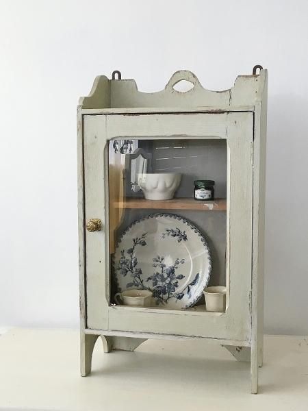 ペールグリーンのウォールキャビネット - ANTIQUE LEAVES ペールグリーンのウォールキャビネット - ANTIQUE LEAVES