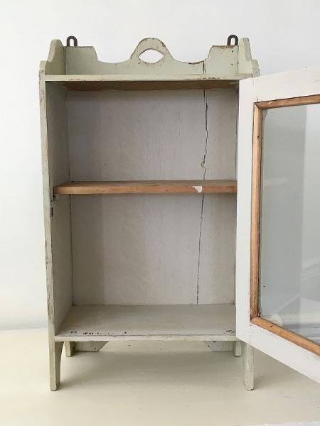 ペールグリーンのウォールキャビネット - ANTIQUE LEAVES ペールグリーンのウォールキャビネット - ANTIQUE LEAVES