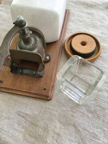 コーヒーミル　グラインダー　壁掛け　アンティーク　ヴィンテージ フランス製1930年代壁掛けコーヒーミルのエレガントな存在感