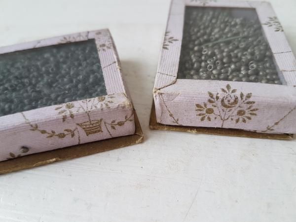 ガラス蓋の紙箱付ビーズ - ANTIQUE LEAVES ガラス蓋の紙箱付ビーズ - ANTIQUE LEAVES