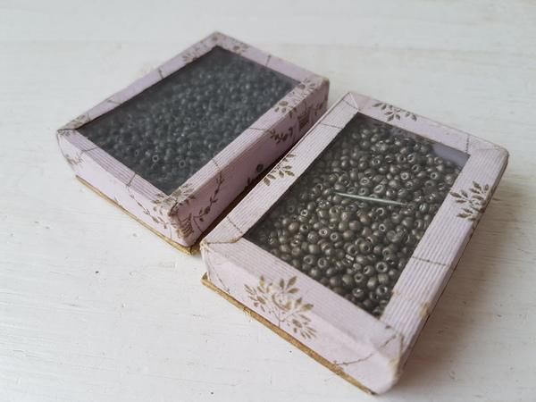 ガラス蓋の紙箱付ビーズ - ANTIQUE LEAVES ガラス蓋の紙箱付ビーズ - ANTIQUE LEAVES