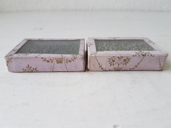 ガラス蓋の紙箱付ビーズ - ANTIQUE LEAVES ガラス蓋の紙箱付ビーズ - ANTIQUE LEAVES