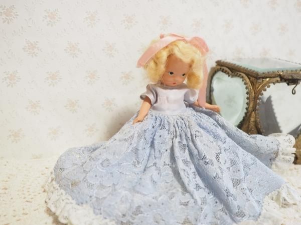ビスクドール　レース装飾付き青いドレスの人形 ナンシー・アン 「ストーリーブックドール」 ビスク 水色レース