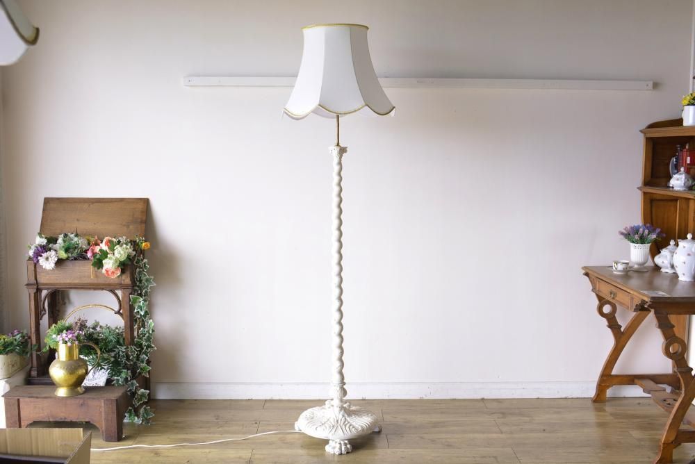 アンティークフロアスタンドとは｜優雅な光を演出する