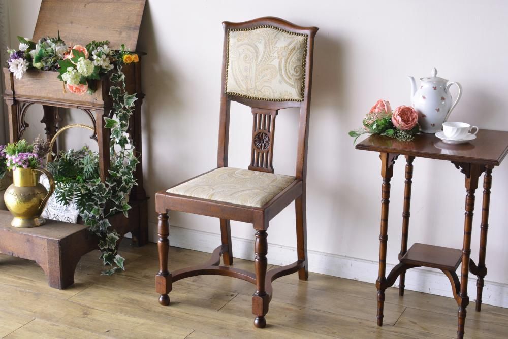 アンティーク マホガニー金彩彫刻スクリーン 子供達のセピア絵 レザー 花織生地 アンティーク マホガニー金彩彫刻スクリーン 子供達のセピア絵