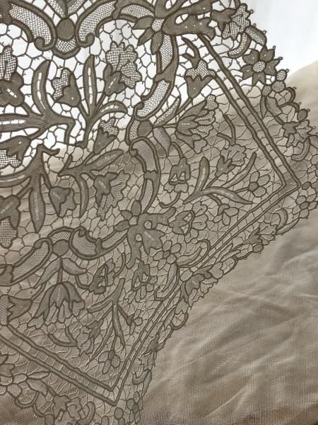 ニードルポイントレースのクロス テーブルセンター - ANTIQUE LEAVES