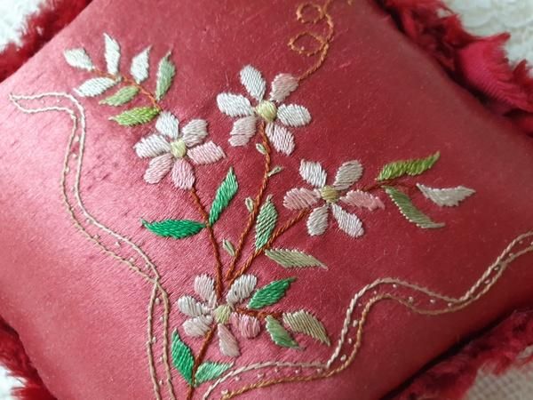 ベルギー アンティークピンクッション 花柄刺繍