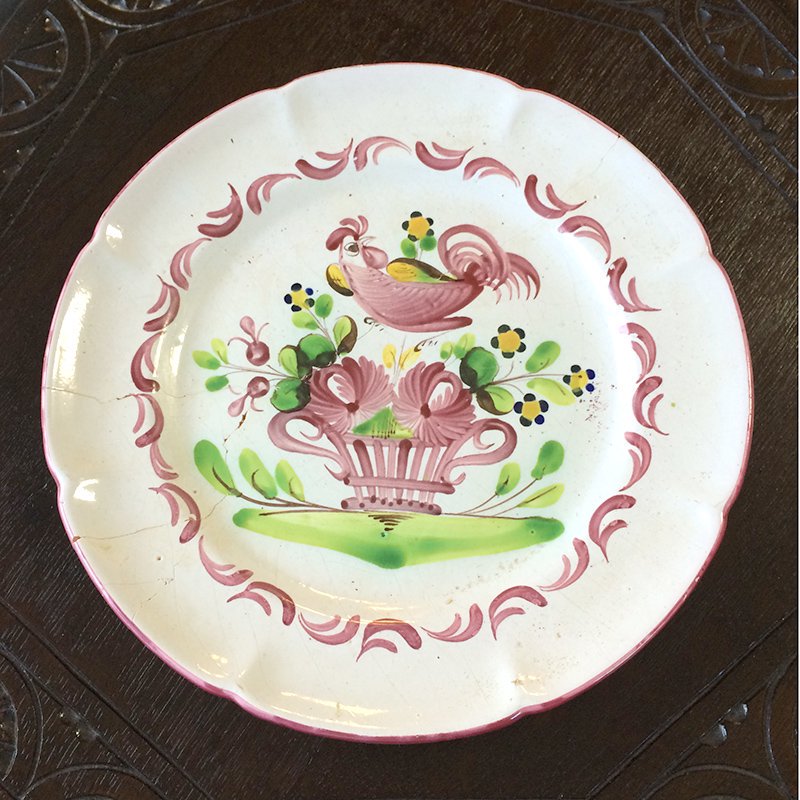 温かみのある手描きカンペール陶器皿 コックの画像