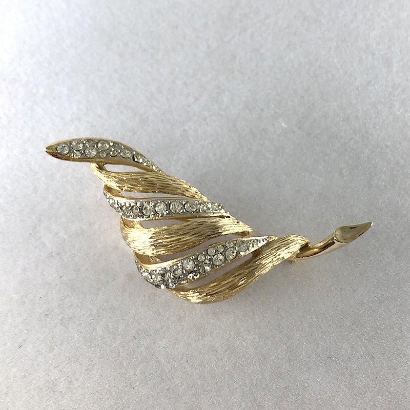 ブローチ ゴールドの巻貝 ラインストーンたっぷり - ANTIQUE LEAVES ブローチ ゴールドの巻貝 ラインストーンたっぷり - ANTIQUE LEAVES