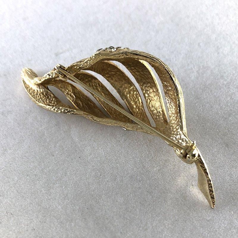 ブローチ ゴールドの巻貝 ラインストーンたっぷり - ANTIQUE LEAVES ブローチ ゴールドの巻貝 ラインストーンたっぷり - ANTIQUE LEAVES