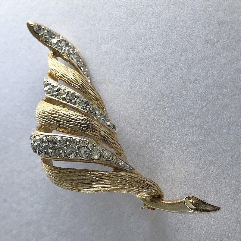 ブローチ ゴールドの巻貝 ラインストーンたっぷり - ANTIQUE LEAVES ブローチ ゴールドの巻貝 ラインストーンたっぷり - ANTIQUE LEAVES