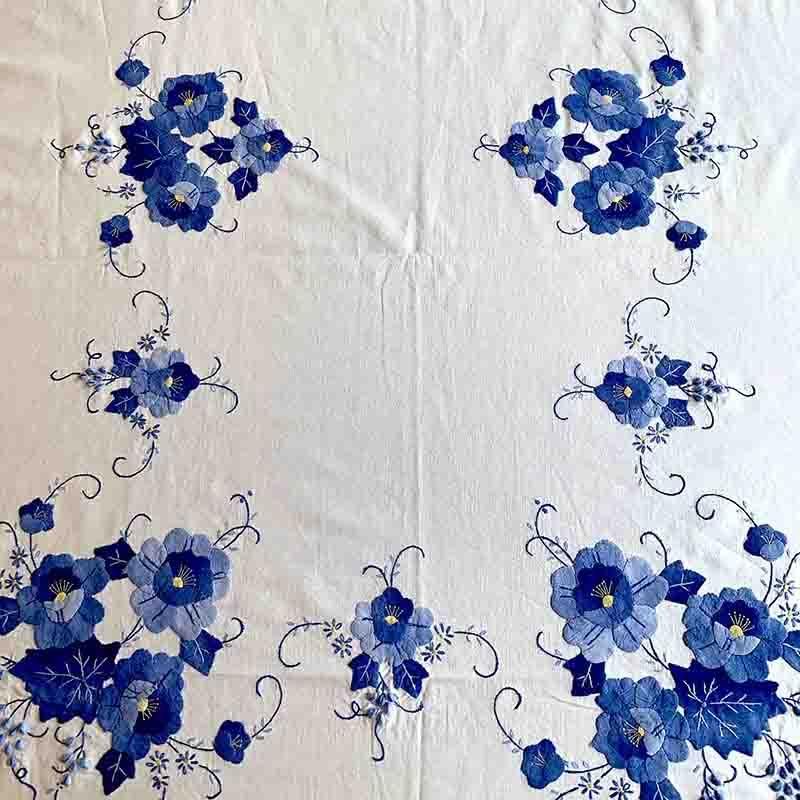 テーブルクロス 白無地にブルーの花刺繍 パッチワーク刺繍 大判 テーブルクロス 白無地にブルーの花刺繍 パッチワーク刺繍 大判