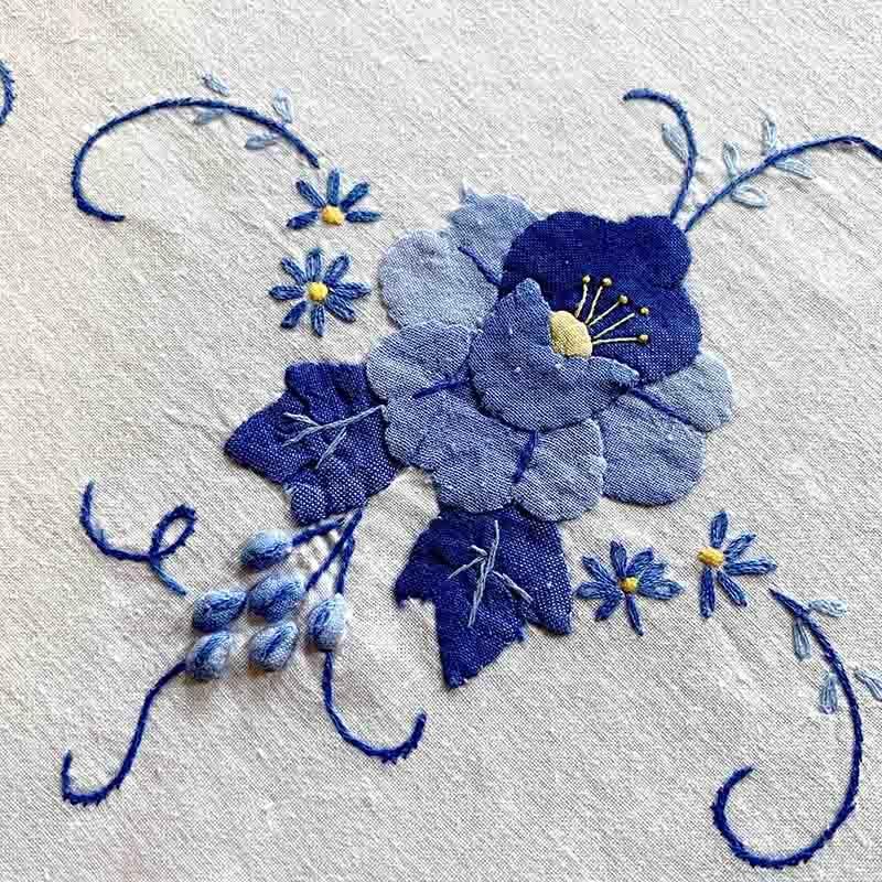 テーブルクロス 白無地にブルーの花刺繍 パッチワーク刺繍 大判 テーブルクロス 白無地にブルーの花刺繍 パッチワーク刺繍 大判